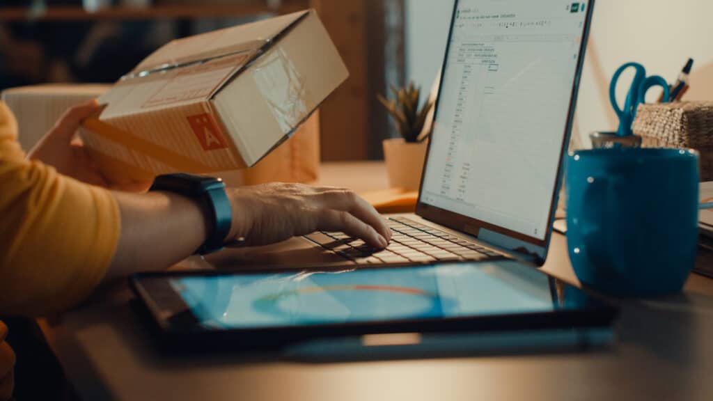 Personne devant son ordinateur vérifiant la commande d'un client sur son OMS