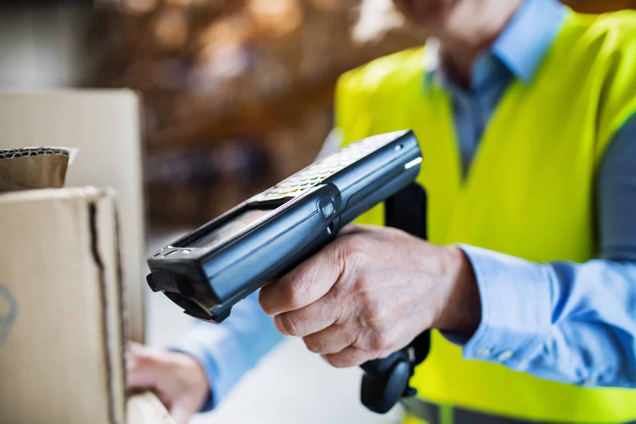 Utilisation d'un picking pda pour le contrôle d'un colis lors de la préparation avant envoie. Le picking control permet de vérifier que le bon colis a été préparé pour le client