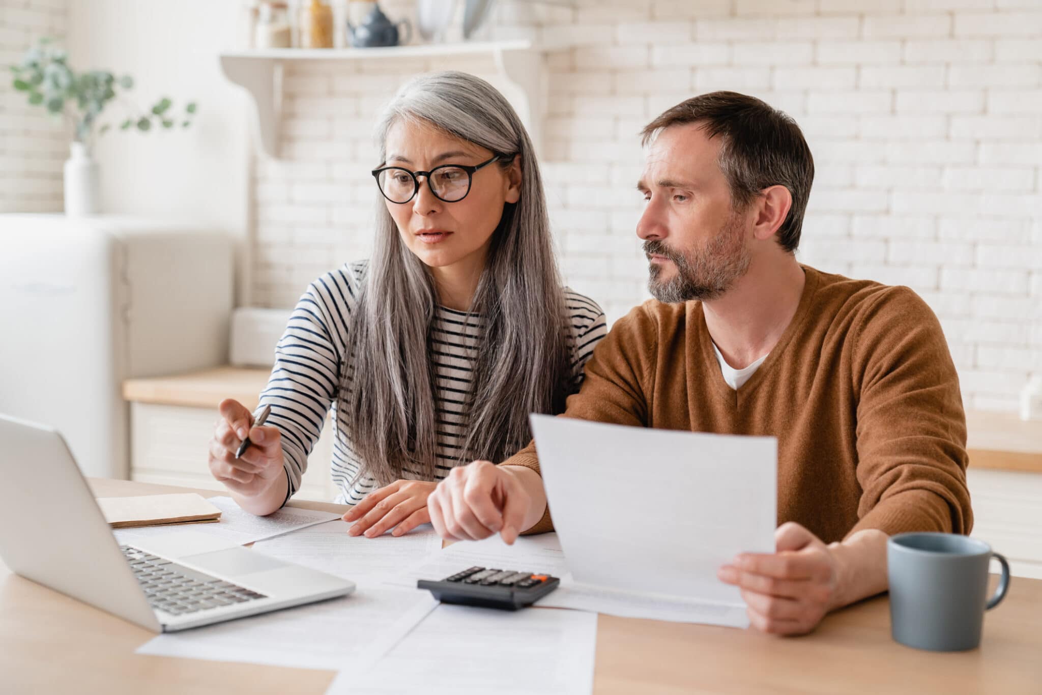 Entrepreneurs se renseignant sur le commerce composable