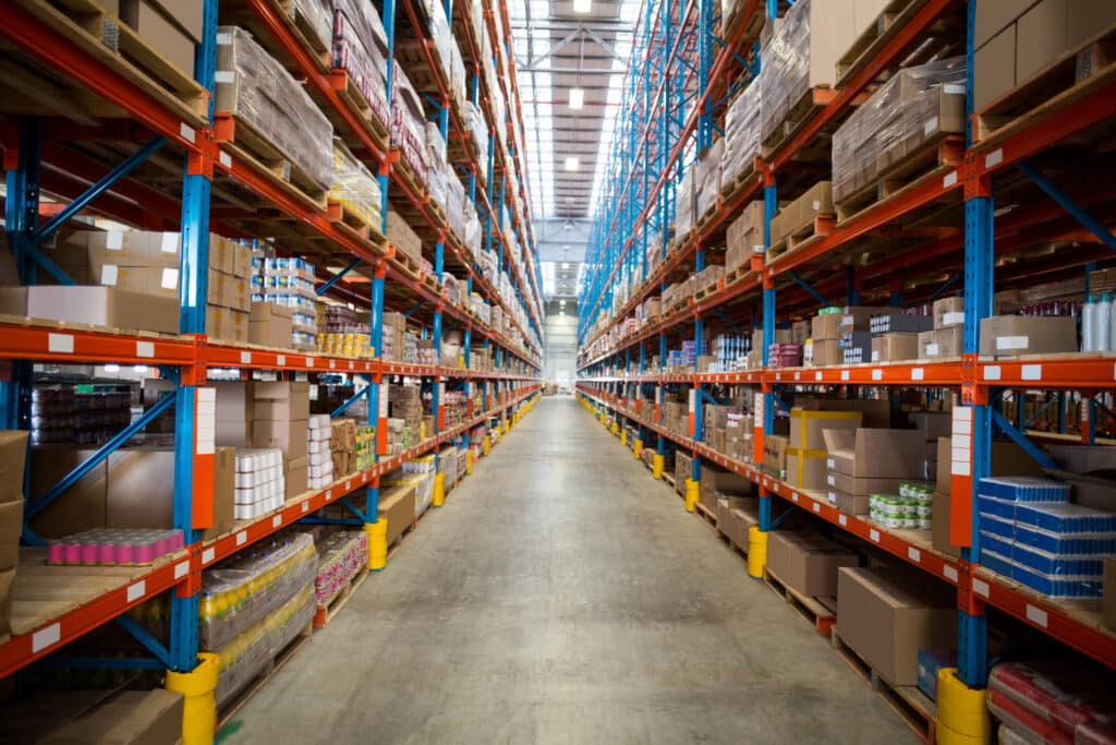 Almacén de un proveedor logístico optimizado para el cumplimiento del comercio electrónico