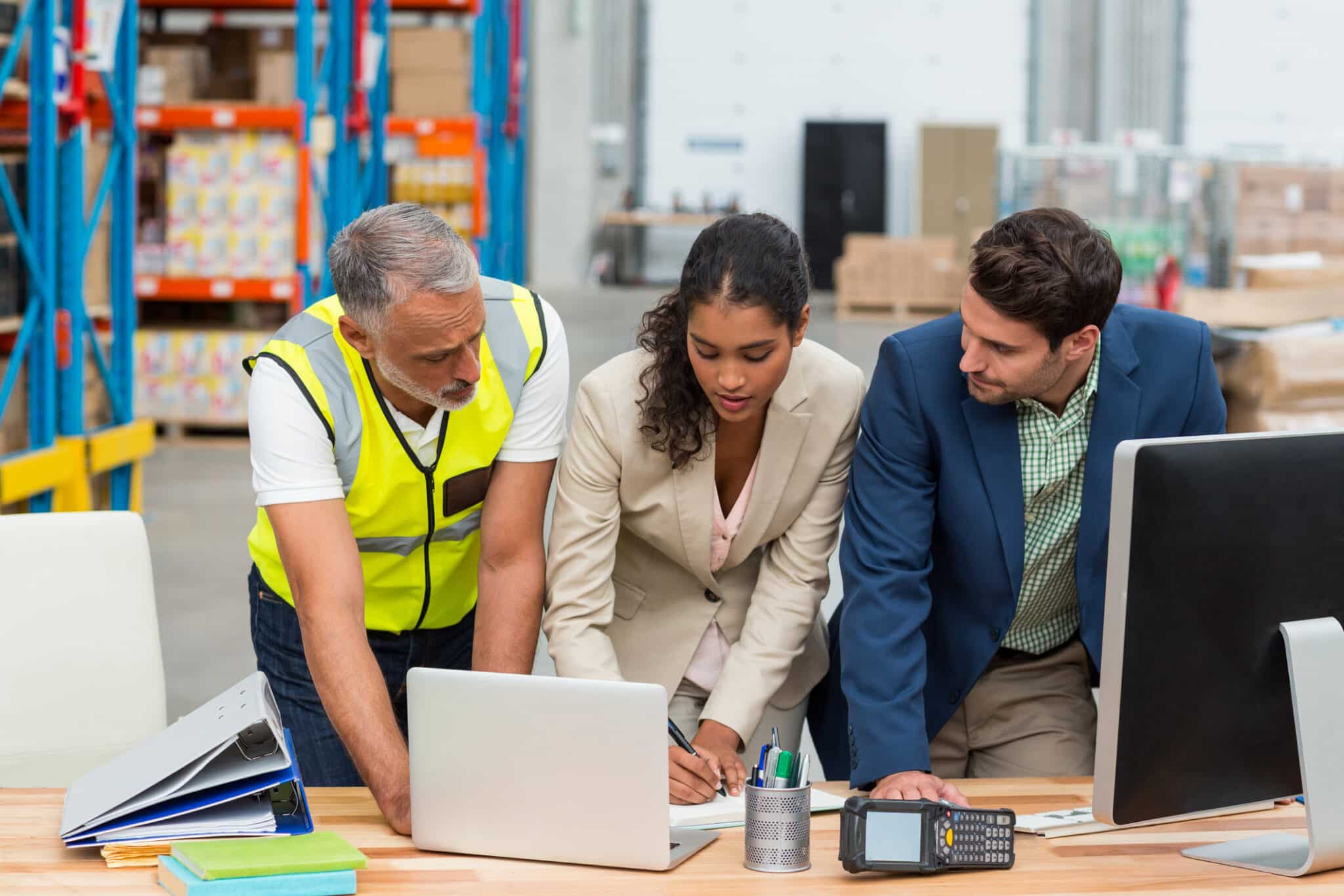 Responsable d'un e-commerce en visite dans leur entrepôt logistique accompagné de leur logisticien réfèrent