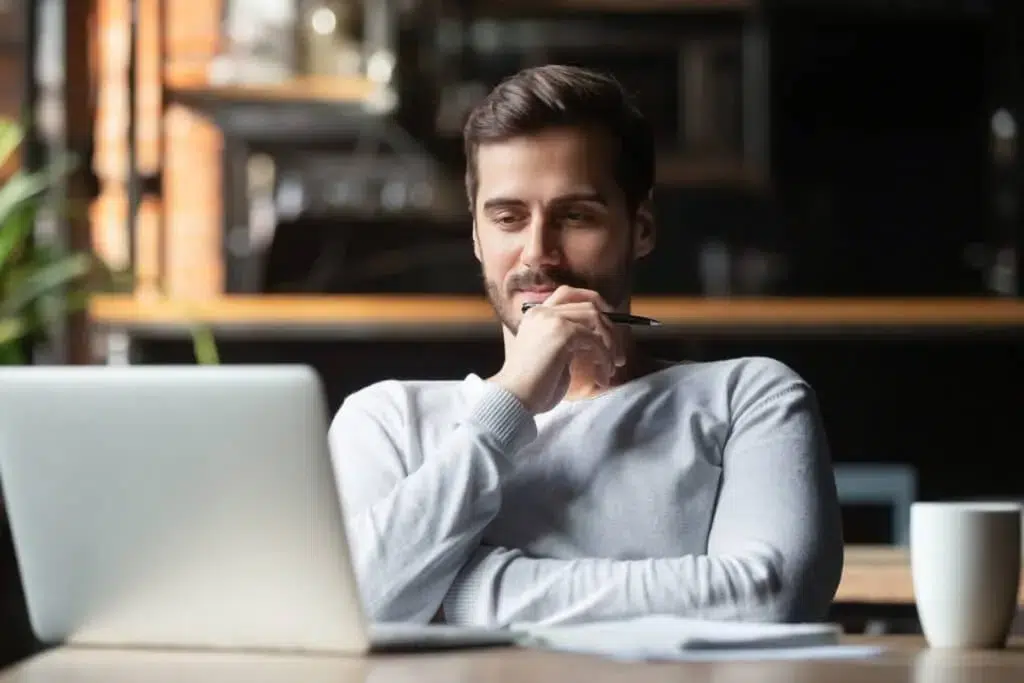 Homme en réflexion devant le suivi des KPI e-commerce