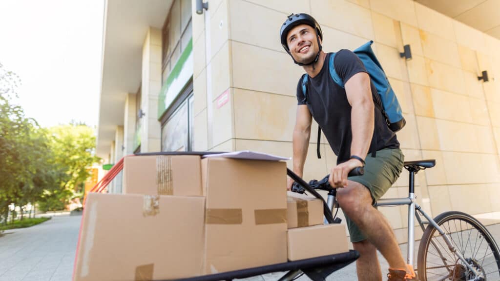 homme-en-velo-effectue-une-livraison-ecologique