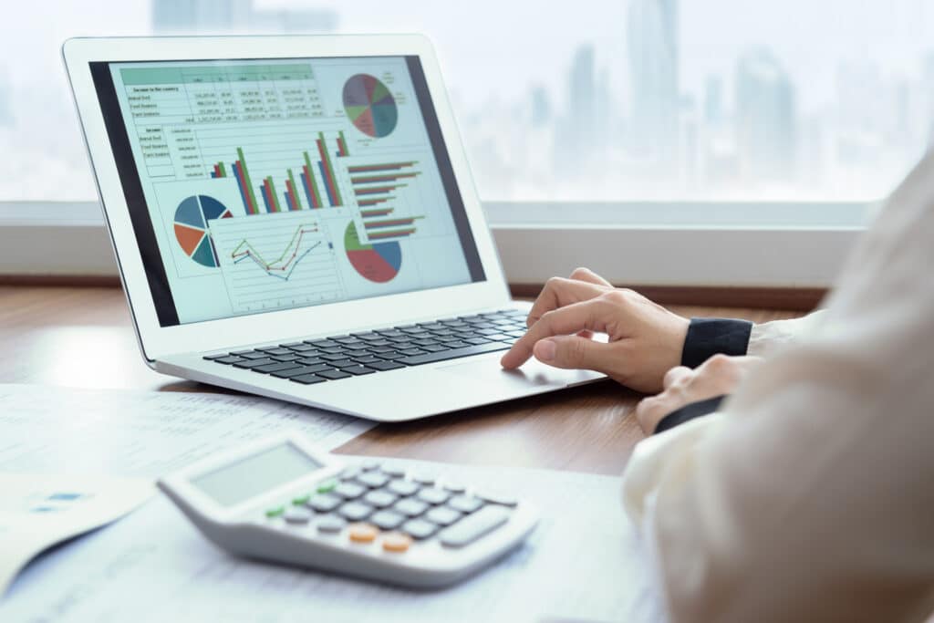 E-tailer using ERP (Enterprise Resource Planning) to manage her e-commerce business
