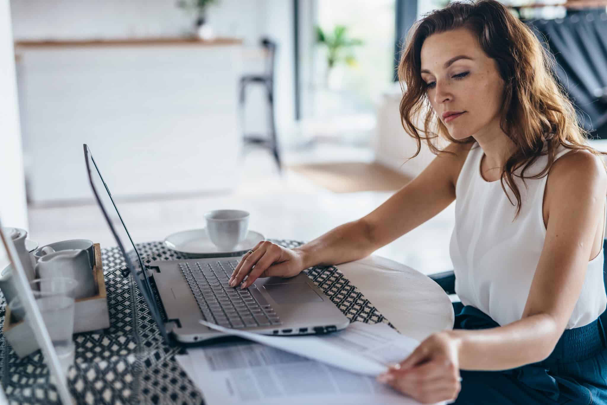 E-commerçante regardant les documents nécessaires pour vendre sur Rue Du Commerce