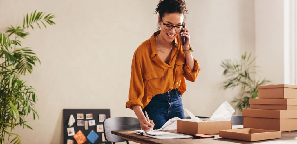 empresario-busca-proveedor-de-lujo-en-dropshipping