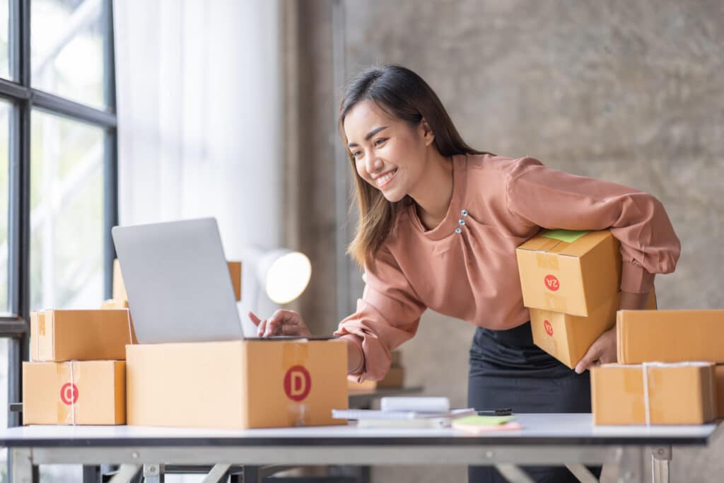 mujer-trabaja-con-modulo-prestashop