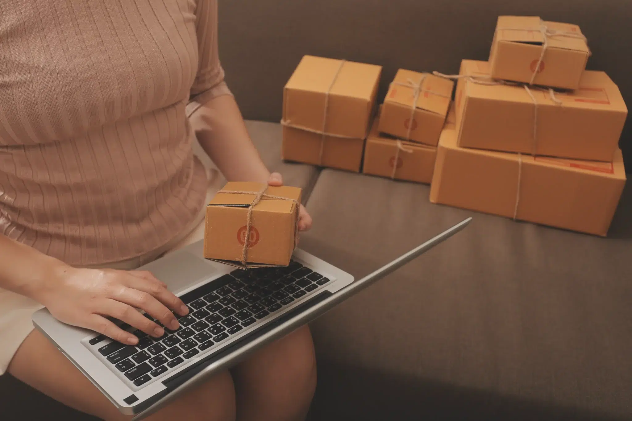 Femme recherchant fournisseur dropshipping cosmétique