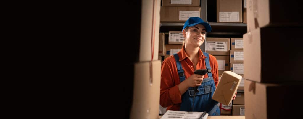 Mujer joven en un almacén de dropshipping