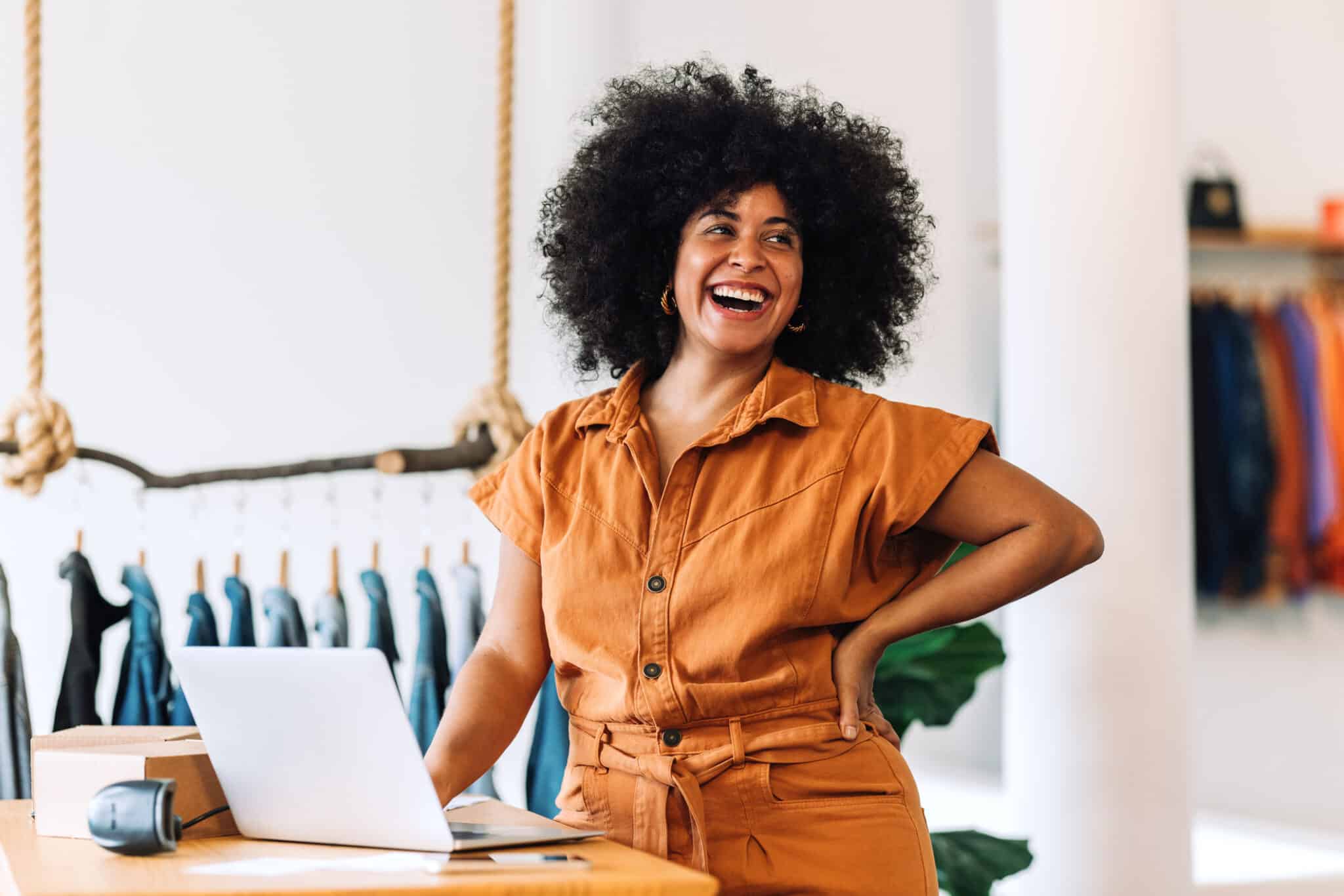 jeune femme utilisant un fournisseur dropshipping lingerie pour sa marque