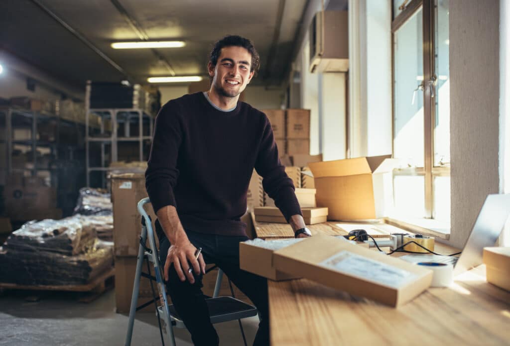 joven preparando un pedido de artículos deportivos para un cliente dropshipping
