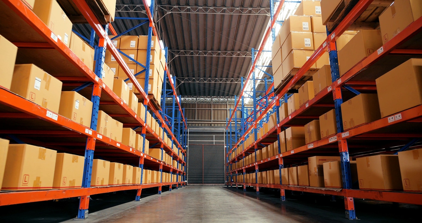 stock d'un e-commerce dans son entrepôt ayant anticipé la période de noël
