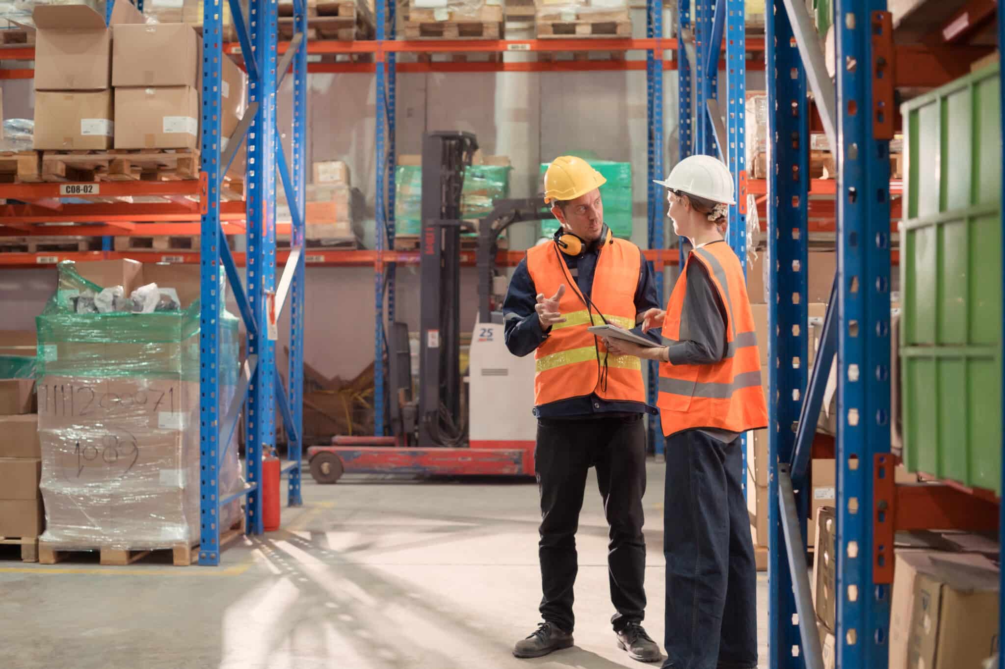 Fournisseur et son client dans un entrepôt dédié à la logistique B2B