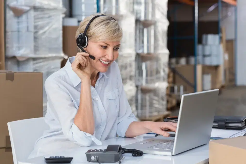 femme au service client