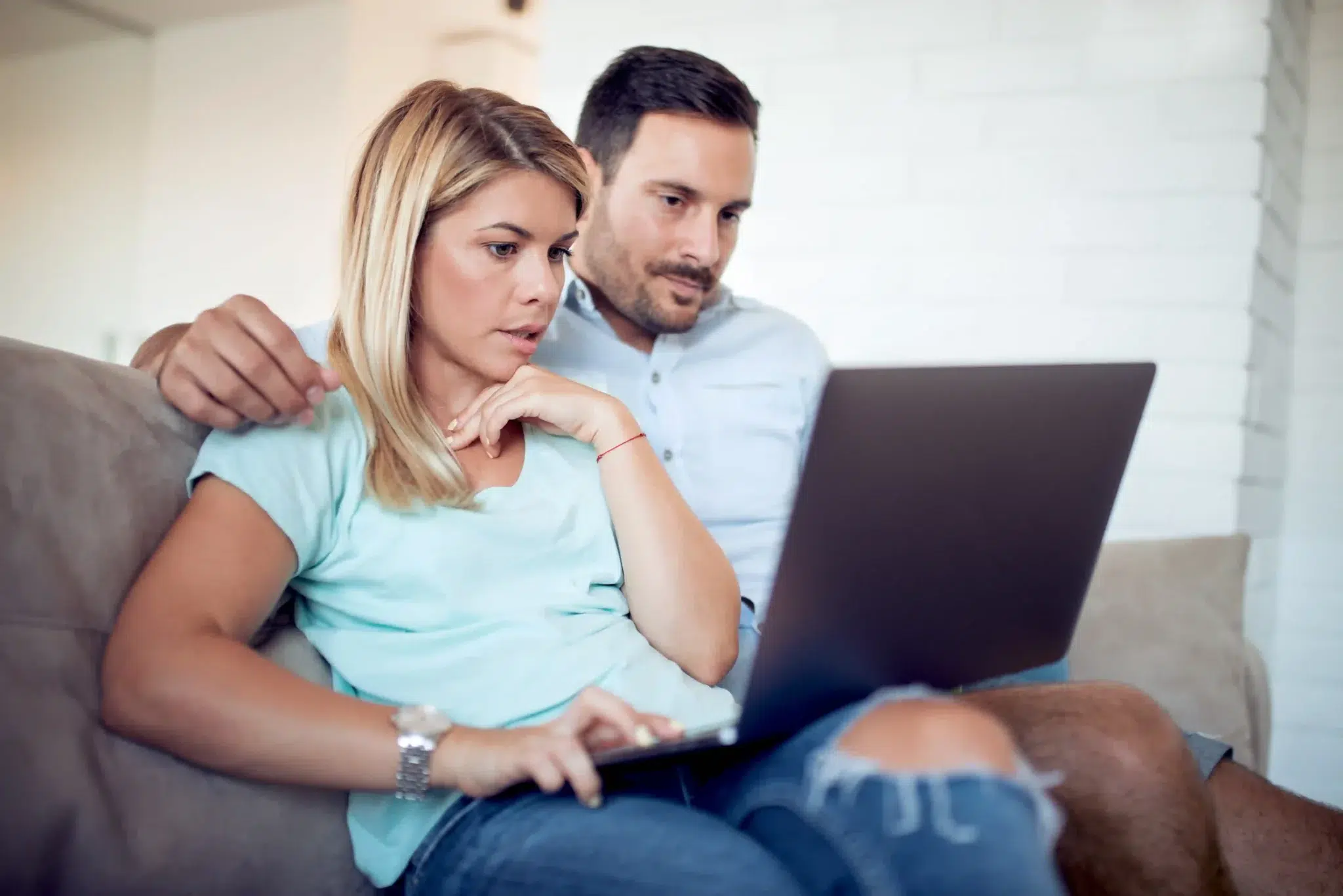 de personas entusiasmadas con las ventas online