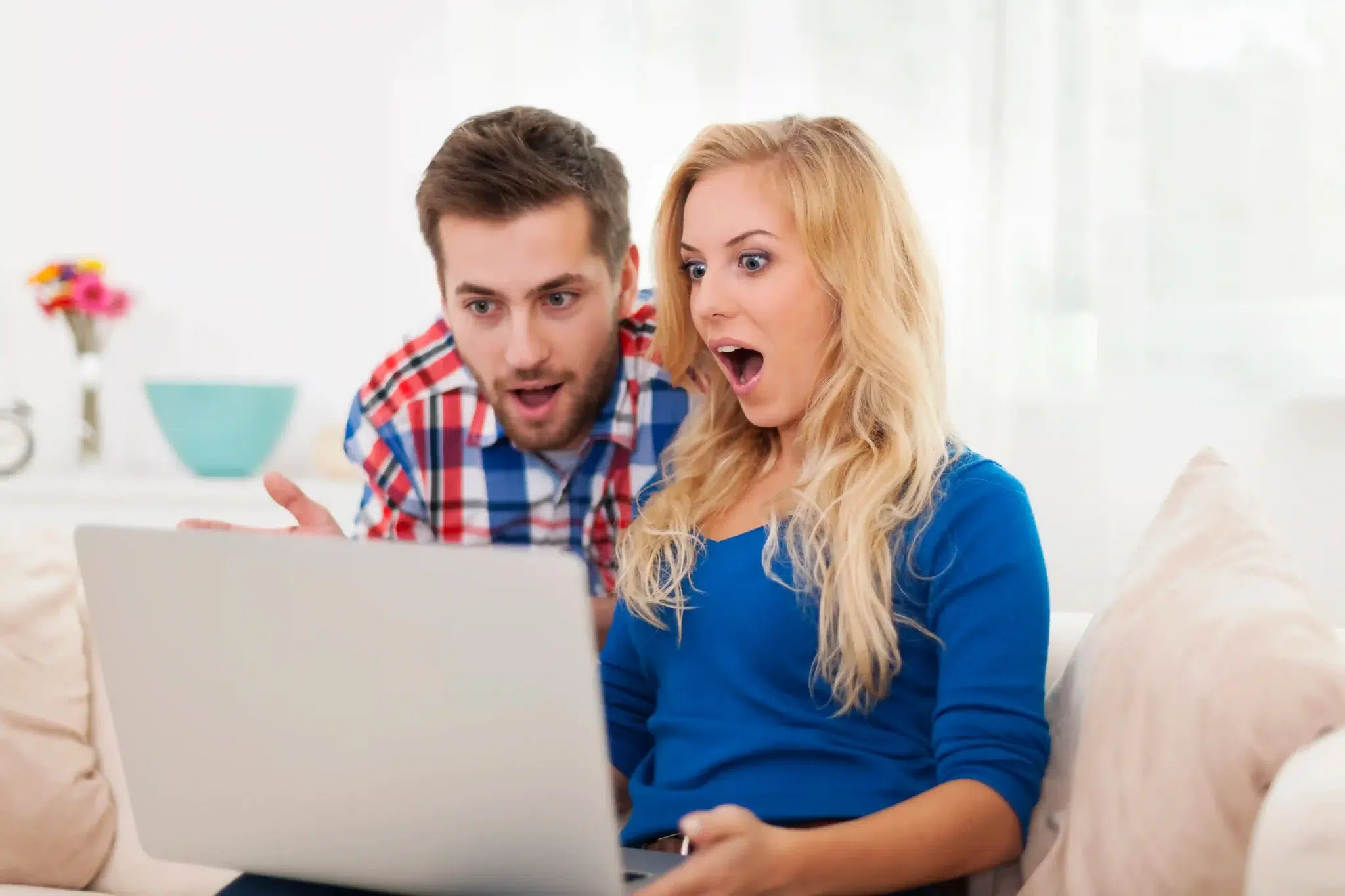 de personas entusiasmadas con las ventas online