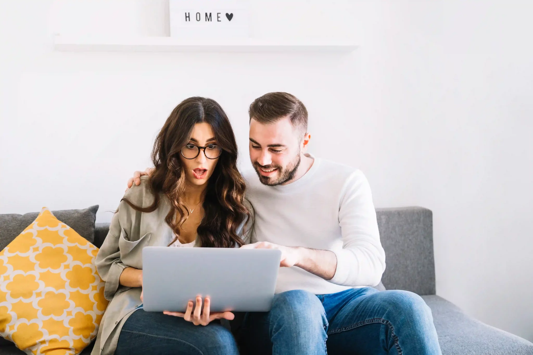 de personas entusiasmadas con las ventas online
