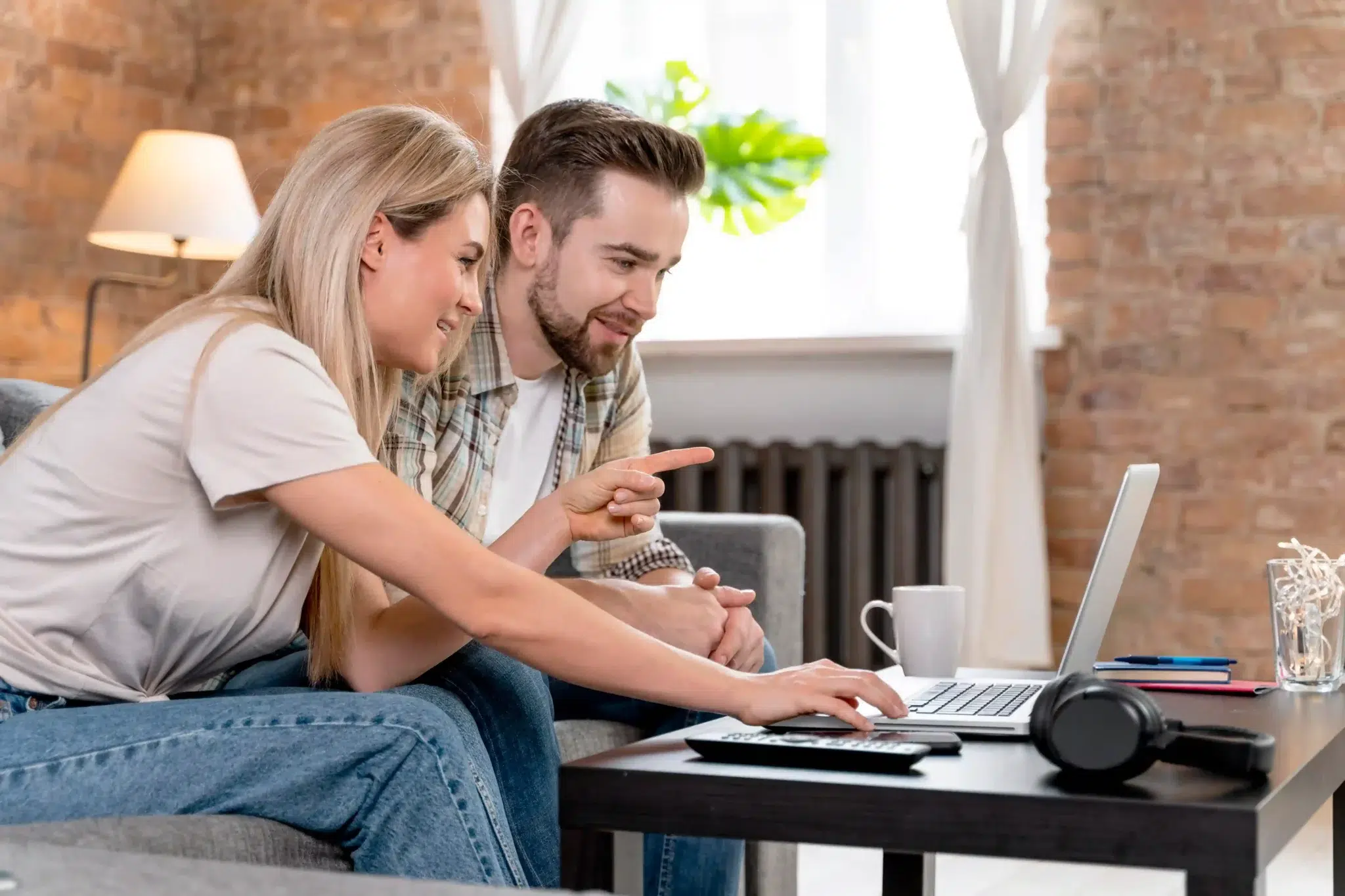 de personas entusiasmadas con las ventas online