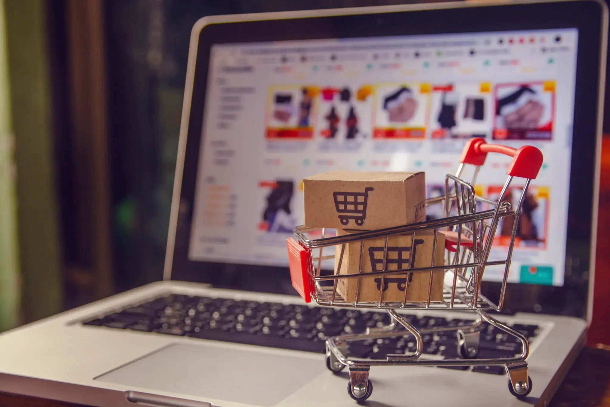 Miniature shopping cart and e-commerce site