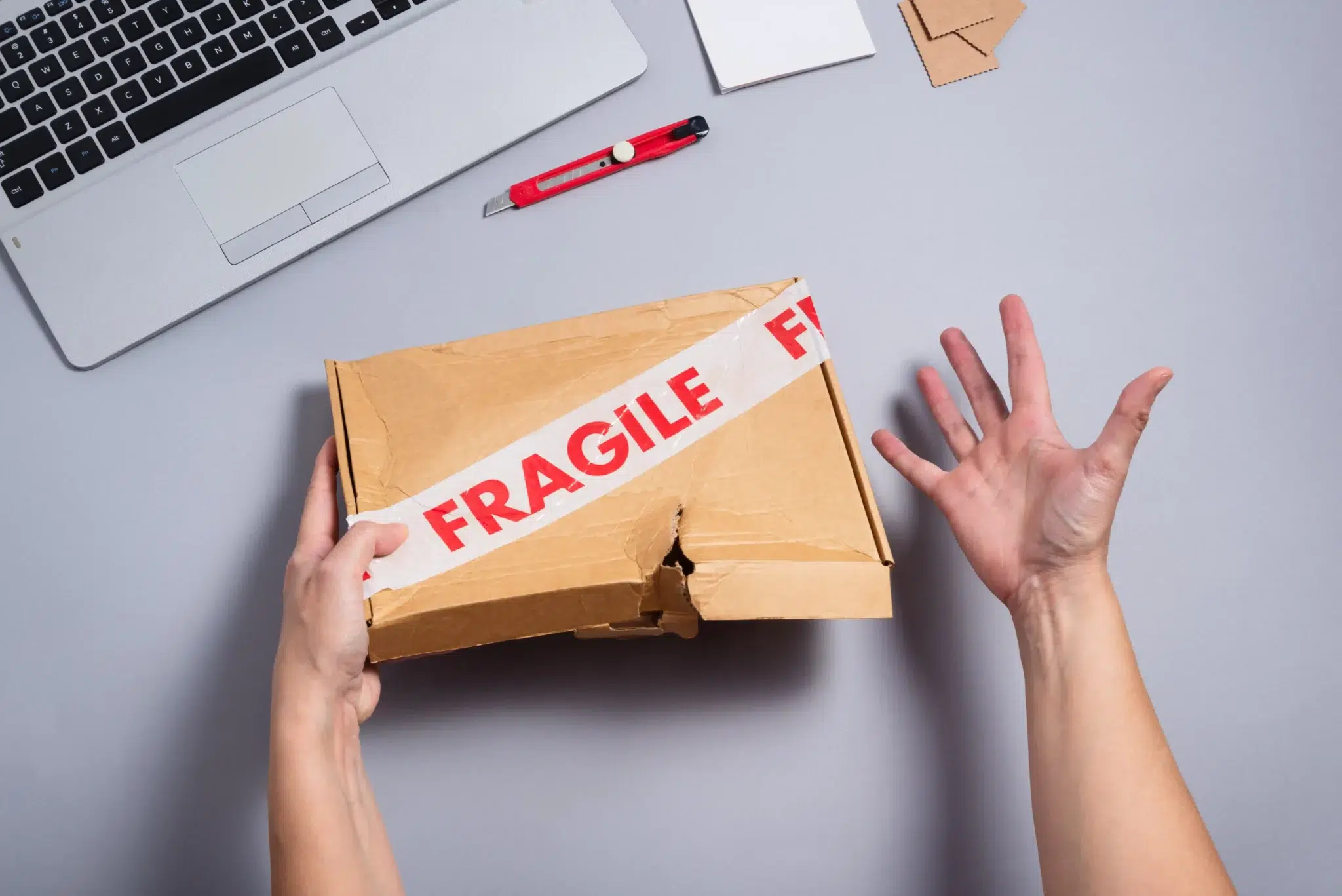 colis fragile cassé et ouvert e-commerce